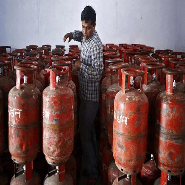 ডিসেম্বর মাসের প্রথম দিনেই সাধারনের জন্য বড় ধাক্কা ৷ সরকারি অয়েল মার্কেটিং সংস্থা ১ ডিসেম্বর থেকে LPG Gas Cylinder এর দাম ফের বাড়ানো হয়েছে ৷ দেশের সবচেয়ে বড় সরকারি তেল সংস্থা ইন্ডিয়ান অয়েল কর্পোরেশন (IOC) ১৯ কিলোগ্রাম কর্মাশিয়াল গ্যাস সিলিন্ডারের দাম ১০৩.৫০ টাকা প্রতি সিলিন্ডার করা হয়েছে ৷ দিল্লিতে ১৯ কিলোগ্রাম কমার্শিয়াল গ্যাস সিলিন্ডারের দাম বুধবার থেকে ১০০.৫০ টাকা প্রতি সিলিন্ডার বাড়িয়ে ২১০১ টাকা করা হয়েছে ৷