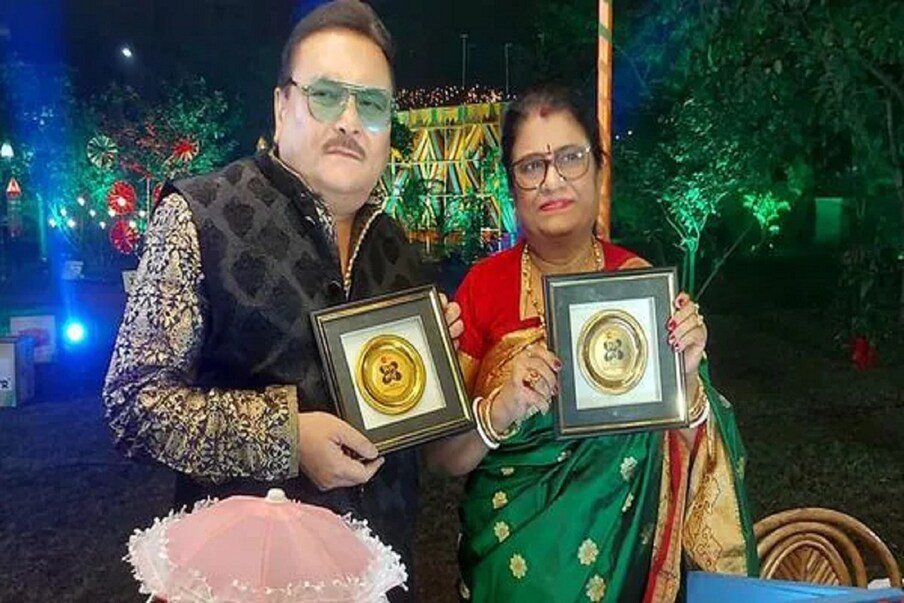  অসাধ্যসাধন করলেন 'দিদি নম্বর ওয়ান' রচনা বন্দ্যোপাধ্যায়। বাংলার রাজনীতির সবচেয়ে কালারফুল ব্যক্তিত্ব মদন মিত্র। সোশ্যাল মিডিয়ায় মদন মিত্রের জনপ্রিয়তা 'ওহ লাভলি'! এমনকী মহিলা মহলেও মদন মিত্রের জনপ্রিয়তা রীতিমতো ঈর্ষণীয়। কিন্তু সেই মদন মিত্রকে কখনও তাঁর স্ত্রী অর্চনা মিত্রকে নিয়ে প্রকাশ্যে দেখা যায় না।