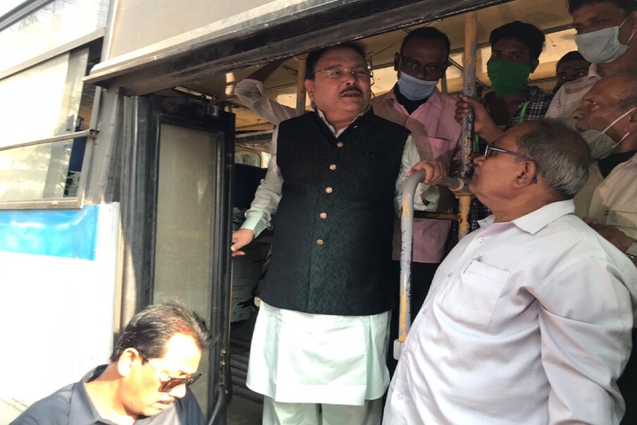  যখন তিনি রাজ্যের পরিবহনমন্ত্রী তখন সরকারি বাসের আমূল পরিবর্তন করেন। বাম আমলের সেই লাল ভাঙা সরকারি বাস বদলে শহরের রাস্তায় নীল রঙের ঝা চকচকে সরকারি বাস রাস্তায় চলতে শুরু করে। শুধু তিলত্তমার অন্দরে নয়, জেলাস্তরেও সরকারি বাসের চেহারা বদলে যায়। বদলে যায় দূর পাল্লা বাসগুলিও। সেই মদন মিত্র আবার সরকারি বাসের হালহকিকত দেখতে সরেজমিনে রাস্তায় নামলেন। চড়লেন সরকারি বাসেও।