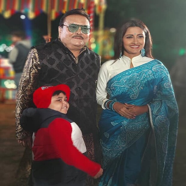 লাইমলাইট থেকে দূরে থাকা সেই অর্চনা দেবীকে নিয়েই এবার ক্যামেরার সামনে দাঁড়ালেন মদন মিত্র। সৌজন্যে রচনা বন্দ্যোপাধ্যায়ের শো ‘দিদি নম্বর ১’। সেখানেই এক মঞ্চে দেখা মিলল সস্ত্রীক মদন মিত্রর। যা দেখে অনেকেই অবাক হয়েছেন বৈকি! অনেকেই আবার বলছেন, ‘ওহ লাভলি’।