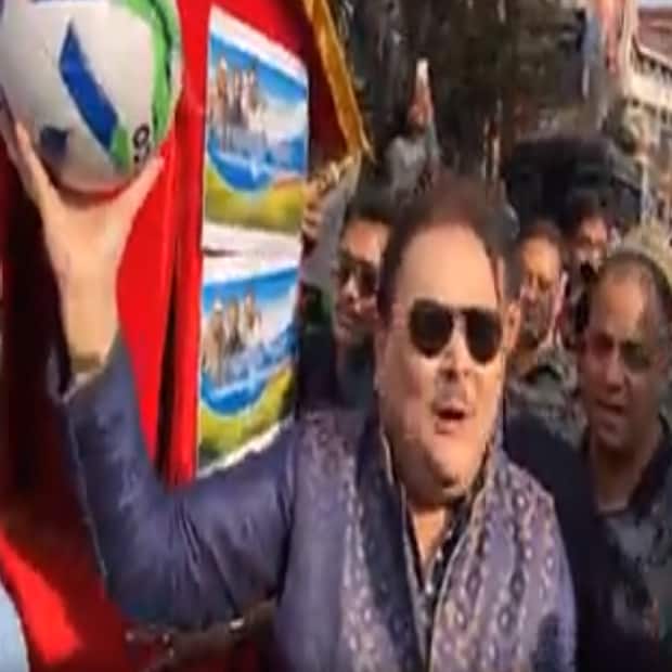 কলকাতা পুরসভার সামনে দাঁড়িয়ে এদিন মদন মিত্র বলেন, ''শেষবার হয়তো ১৮০০ বা ১৯০০ সালে এসেছিল পালকি। সেটা ছিল অবশ্য রাজাবাহাদুরদের সময়। আবার এক রাজাবাহাদুর নরেন্দ্র মোদি এখন দিল্লিতে ক্ষমতায় রয়েছেন। ওঁরা চড়বেন চপারে আর মানুষকে চড়তে হবে পালকিতে।''