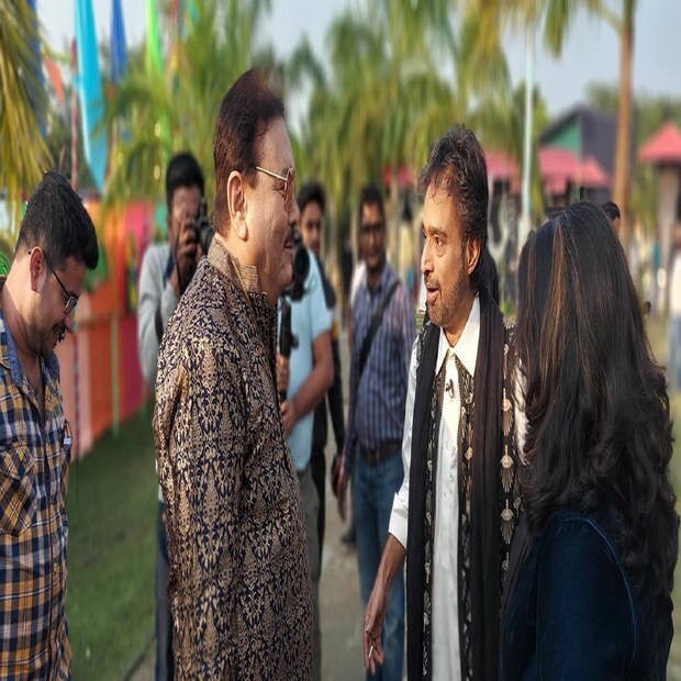 মদন মিত্র অবশ্য বলছেন, তিনি 'দিদি নম্বর ১'-এ আসার জন্যে বরাবরই উৎসুক ছিলেন। তাঁর কথায়, ''আমি তো অপেক্ষায় ছিলাম, কবে রচনা বন্দ্যোপাধ্যায় তাঁর শো-তে ডাকবেন। আমার তো অভিমানও হত, রাজনীতি করি বলেই কি আমাদের ডাকেন না তিনি? আজ আর আমার কোনও অভিমান নেই!''