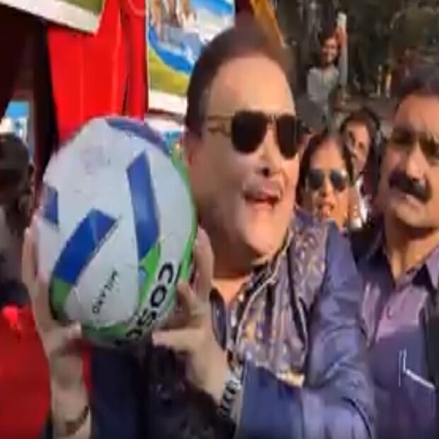 মদন মিত্রের সংযোজন, ''আবার হয়তো ১০০ বছর পরে লেখা হবে, ২০২১ সালের ১৭ ডিসেম্বর কলকাতা পুরসভার গেটের সামনে এসেছিল পালকি। আর তা নিয়ে এসেছিল মমতা বন্দ্যোপাধ্যায়ের দল তৃণমূল কংগ্রেস। তবে এটা আমরা ফুটবলের মতো খেলে উড়িয়ে দেব। ১৪৪টি আসনই আমরা জিতে দেখাব।''