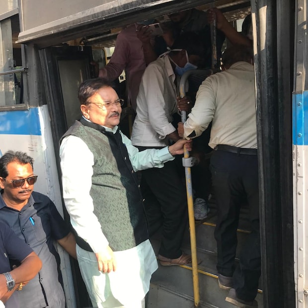 যেমন ভাবা, তেমন কাজ। বুধবার তাঁর ভবানীপুরের বাড়ি থেকে বেরিয়ে যদুবাবুর বাজারের সামনে থেকে সটান উঠে পড়েন ধর্মতলাগামী এক সরকারি বাসে। আর তাতে যা হয়, মদন মিত্রকে সহযাত্রী হিসেবে পেয়ে অনেকেই খুশি যাত্রীরা। এদিন তাঁর গন্তব্য ছিল পরিবহন দফতর। ঠিক করেছিলেন বাসে চেপে এই যাত্রাপথে জনসংযোগ করবেন সাধারণ মানুষের সাথে। 