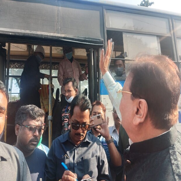 এমনকি অফিস টাইমে ভিড় হচ্ছে, প্রবীন নাগরিকরাও আসন পান না অনেকক্ষেত্রে। এই অভিযোগও কানে আসে রাজ্যের প্রাক্তন পরিবহনমন্ত্রীর।  সব কিছুর সমাধান একে বারে সম্ভব নয়। তিনি রিপোর্ট তৈরি করে সরকারের কাছে জমা দেবেন বলে আশ্বস্ত করেছেন। 