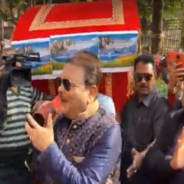 কলকাতা পুরসভার সামনে এই অভিনব প্রচার কৌশল মদন মিত্রের। হাতে ফুটবল নিয়ে পালকিতে চড়েন মদন। কলকাতা পুরসভার পার্কিং লটে আজ দেখা যায় পালকি। সৌজন্য রাজ্যের শাসক দলের বিধায়ক মদন মিত্র।