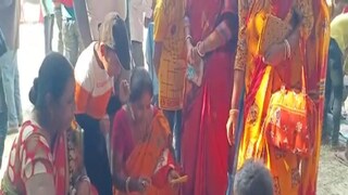 জুয়ায় মেতে মহিলারা