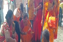 মালদহে মাঠের মধ্যে এ কী করছেন বাড়ির মেয়ে-বউরা! দেখেও দেখল না পুলিশ... মালদহে মাঠের মধ্যে এ কী করছেন বাড়ির মেয়ে-বউরা! দেখেও দেখল না পুলিশ...