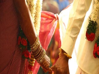 ভারতে  অ্যারেঞ্জ ম্যারেজ বা সম্বন্ধ করে বিয়ে পছন্দ করেন এমন মানুষের সংখ্যাও নেহাত কম নয়। লাভ আফটার ম্যারেজের তত্বে  (Arranged Marriage what to ask) বিশ্বাসী এমন যুগলের সংখ্যাও যথেষ্ট।