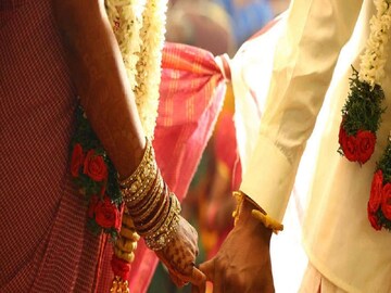ভারতে  অ্যারেঞ্জ ম্যারেজ বা সম্বন্ধ করে বিয়ে পছন্দ করেন এমন মানুষের সংখ্যাও নেহাত কম নয়। লাভ আফটার ম্যারেজের তত্বে  (Arranged Marriage what to ask) বিশ্বাসী এমন যুগলের সংখ্যাও যথেষ্ট।
