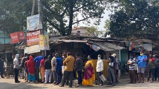 বুথের বাইরে লম্বা লাইন৷  ছবি: কমলিকা সেনগুপ্ত