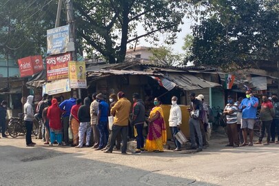 বুথের বাইরে লম্বা লাইন৷  ছবি: কমলিকা সেনগুপ্ত