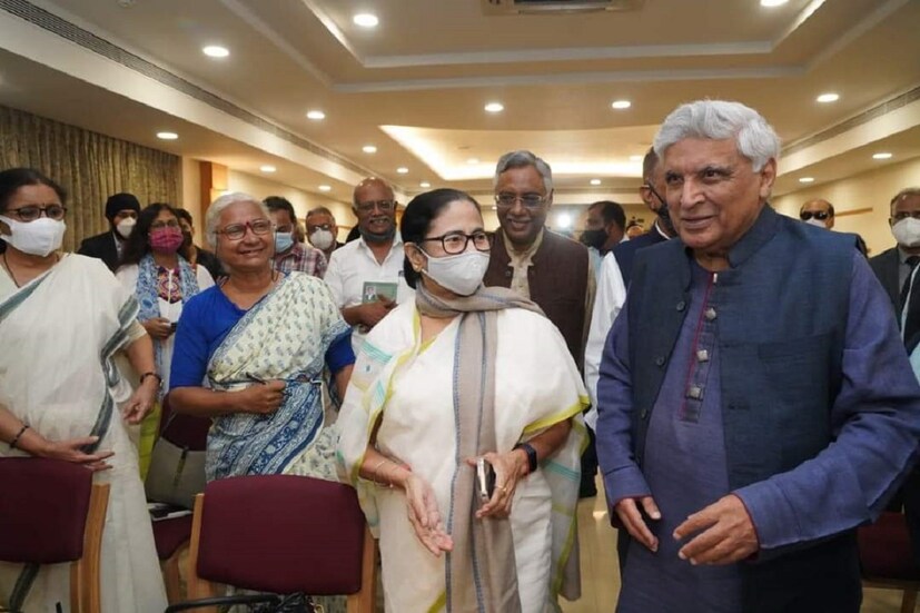 মুম্বই সফরের দ্বিতীয় দিনেই নাগরিক সমাজের প্রতিনিধিদের সঙ্গে গুরুত্বপূর্ণ বৈঠকে বসলেন তৃণমূলনেত্রী তথা বাংলার মুখ্যমন্ত্রী মমতা বন্দ্যোপাধ্যায় (Mamata Banerjee Meets VIPs)। জাভেদ আখতার এবং সুধীন্দ্র কুলকার্নি এই বৈঠকের আয়োজন করেছেন। তাঁদেরকে পাশে বসিয়েই ফের একবার বিজেপিমুক্ত ভারত ও দিন বদলের ডাক দিয়েছেন বাংলার মুখ্যমন্ত্রী মমতা বন্দ্যোপাধ্যায়। (Mamata Banerjee Meets VIPs)