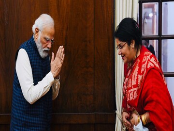 মোদি সাক্ষাতে লকেট