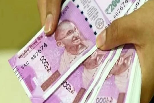তাই আর্থিক দিক থেকে কিছুটা ক্ষতি হলেও, তারিখ পিছিয়ে নিয়ে যাওয়ার পরিকল্পনা করছেন কেউ কেউ। তবে চিন্তার কিছু নেই। করোনার জন্য বিয়ে বাতিল হলে ১০ লক্ষ টাকার সুবিধা পেতে পারেন আপনিও। প্রতীকী ছবি ৷