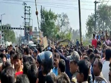 ট্রেনের মধ্যে ভয়ঙ্কর কাণ্ড