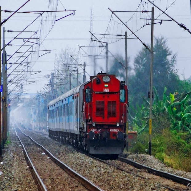 পাহাড়ে যেতে এখন উত্তরবঙ্গ যাওয়ার ট্রেনের টিকিটের চাহিদা তুঙ্গে। সেইসঙ্গে রয়েছে কোভিড বিধি যাতে বজায় থাকে, তাই যাত্রী চাপ সামলাতেই এই চারটি স্পেশ্যাল ট্রেন চালু করল রেল। 