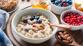 ৪) ওটমিলে যথেষ্ট মাত্রায় প্রোটিন থাকে। এছাড়া ভিটামিন ই থাকায় রোগ প্রতিরোধ করতে পারে। ফাইবার ও পলিফেনল অ্যান্টিঅক্সাইড থাকায় এটি উপকারী খাবার।