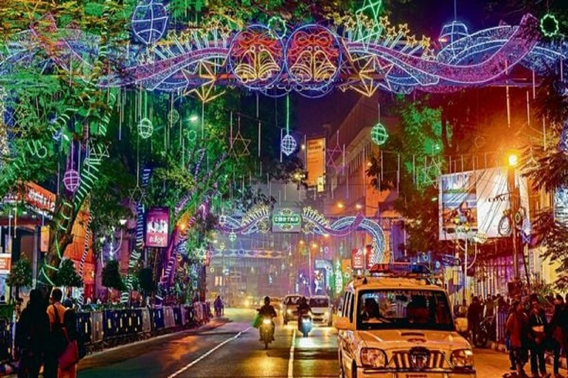 আগামীকাল, ৩১ জানুয়ারি, বর্ষরাতের রাতে পার্ক স্ট্রিটের চেহারায় বদল আসছে। গোটা শহরে থাকবে ৩৫০০ পুলিশ। ২৫ ডিসেম্বরের মত গাড়ি বন্ধ করা হবে না পার্ক স্ট্রিটে। সকলকে মাস্ক পরে থাকার জন্য এখন থেকেই মাইকিং করা হবে ও ড্রোনে নজরদারিও চালানো হবে।
