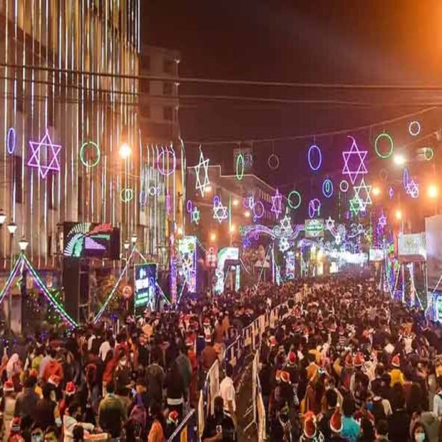 গত ২৫ ডিসেম্বর পার্ক স্ট্রিটে মাত্রাতিরিক্ত ভিড় ছিল, ফলে গাড়ি চলাচল বন্ধ ছিল পার্ক স্ট্রিটে। কিন্তু এবার যাতে বেশি মানুষের জমায়েত না হয়, সেই কারণেই ৩১ ডিসেম্বর ও ১ জানুয়ারি বিকেলের পর থেকে পার্ক স্ট্রিটে গাড়ি চলাচলে ছাড় দিয়ে দেওয়া হবে। ফলে গাড়ির চলাচলের কারণে কিছু জমায়েত তাতে কম হবে। 