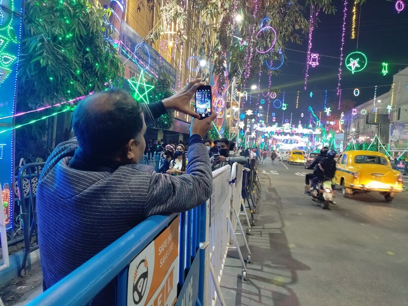 পার্কস্ট্রিট সেজেছে আলোর মালায়। রাস্তার দু'ধারে অভিনব আলোকসজ্জা আরও রঙিন করে তুলেছে কলকাতা শহরের এই ঐতিহ্যশালী রাস্তাটিকে। আর তা দেখতেই ভিড় জমিয়েছেন মানুষ। 