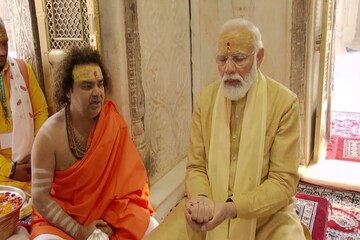 কাশী বিশ্বনাথধামে পুজোয় প্রধানমন্ত্রী! বারাণসীতে ললিতা ঘাটে দিলেন গঙ্গায় ডুব...
