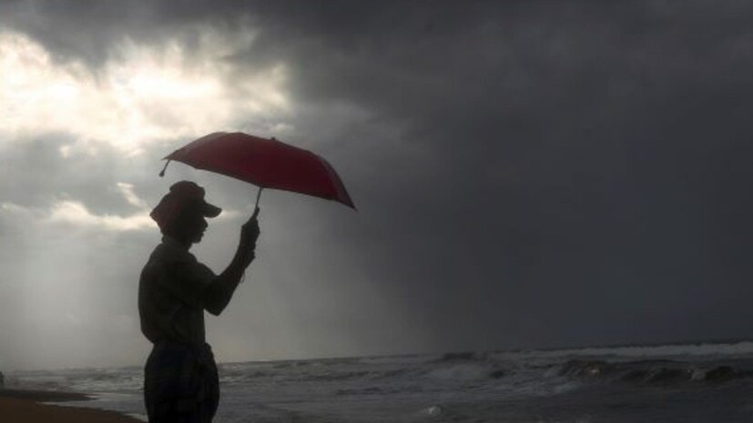 ঘূর্ণিঝড় জাওয়াদের (Cyclone Jawad) সতর্কতায় ২৪৭টি ট্রেন বাতিলের সিদ্ধান্ত নিয়েছে রেলমন্ত্রক ৷ যে সমস্ত ট্রেন অন্ধ্র ও ওড়িশার উপকূল এলাকা দিয়ে যাওয়ার কথা ৷ ২০টি দলকে রিজার্ভে রাখা হয়েছে ৷ প্রতীকী ছবি ৷