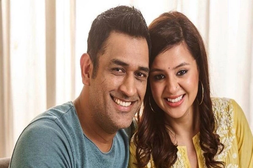 প্রাক্তন অধিনায়ক মহেন্দ্র সিং ধোনির (Mahendra Singh Dhoni) স্ত্রী সাক্ষী সিং ধোনি (Sakshi Singh Dhoni) সৌন্দর্য ও জনপ্রিয়তায় কোনও অংশে কম যাননা ৷ ফাইল ছবি ৷
