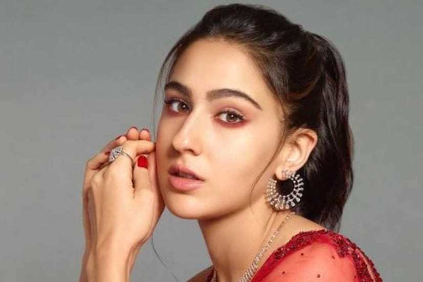 আসন্ন ছবি 'অতরঙ্গি রে'-এর (Atrangi re) ট্রেলারে সাড়া ফেলে দিয়েছেন অভিনেত্রী সারা আলি খান (Sara Ali Khan)। দর্শকদের কাছ থেকে প্রশংসা পাচ্ছেন অভিনেত্রী। ইতিমধ্যেই সারা অভিনীত রিঙ্কু চরিত্রটিও পছন্দ হয়েছে দর্শকদের। আনন্দ এল রাই পরিচালিত এই ছবিতে সারার বিপরীতে রয়েথেন ধানুশ এবং অক্ষয় কুমার। 