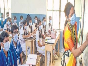 ৫) বিহার:  এরাজ্যে সমস্ত স্কুল-কলেজ কোচিং সেন্টার বন্ধ।  অনলাইনে চলছে ক্লাস। আগামী ৬  ফেব্রুয়ারি পর্যন্ত স্কুল বন্ধ থাকবে। তার পরে পর্যালোচনা করে সিদ্ধান্ত নেওয়া হবে।  