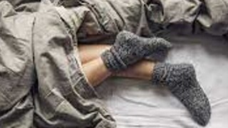 শীতে কাবু হয়ে কি মোজা পরে ঘুমাতে যান? 