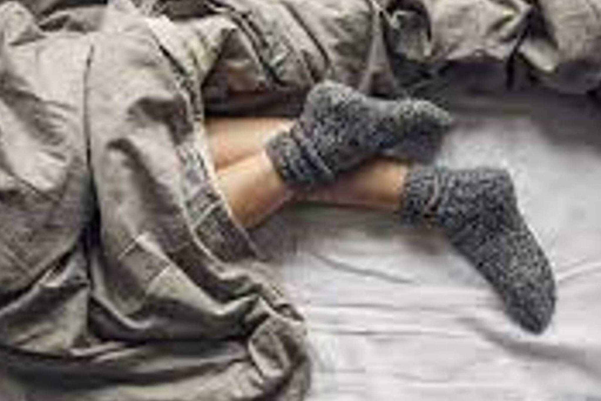 শীতে কাবু হয়ে কি মোজা পরে ঘুমাতে যান? জেনে নিন শরীরের কী চরম ক্ষতি করছেন!