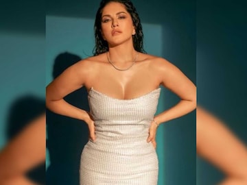 সানি লিওনের বাংলাদেশে প্রবেশে অনুমতি বাতিল! ইসলামিক সংগঠনের প্রতিবাদের জের 
