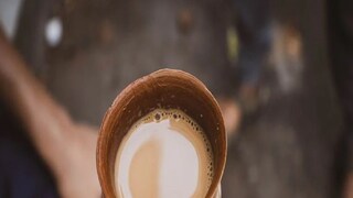 চা বানানোর উপকরণের পরিমাণে কাটছাঁট:
রিফাইন করা চিনি চায়ের স্বাদ অতুলনীয় করে তোলে। তবে এর কোনও পুষ্টিগুণ থাকে না। আসলে চা-প্রেমীদের কাছে চিনি ছাড়া চা একটা বিস্বাদ খাবার। তাই নিজের ওজন কাবু করতে চা বানানোর সময় চিনির ব্যবহারে রাশ টানতে হবে। আর সেটা সম্ভব না-হলে দিনে চা খাওয়ার পরিমাণ কমাতে হবে। সেটাও সম্ভব না-হলে চিনির পরিবর্তে মধু, গুড় অথবা কনডেন্সড মিল্ক ব্যবহার করা যেতে পারে। আর যদি কেউ চায়ের মধ্যে চিনির স্বাদ চান, তা হলে সুইটনার অথবা স্টেভিয়া ব্যবহার করতে পারেন। চা বানানোর উপকরণের পরিমাণে কাটছাঁট:
রিফাইন করা চিনি চায়ের স্বাদ অতুলনীয় করে তোলে। তবে এর কোনও পুষ্টিগুণ থাকে না। আসলে চা-প্রেমীদের কাছে চিনি ছাড়া চা একটা বিস্বাদ খাবার। তাই নিজের ওজন কাবু করতে চা বানানোর সময় চিনির ব্যবহারে রাশ টানতে হবে। আর সেটা সম্ভব না-হলে দিনে চা খাওয়ার পরিমাণ কমাতে হবে। সেটাও সম্ভব না-হলে চিনির পরিবর্তে মধু, গুড় অথবা কনডেন্সড মিল্ক ব্যবহার করা যেতে পারে। আর যদি কেউ চায়ের মধ্যে চিনির স্বাদ চান, তা হলে সুইটনার অথবা স্টেভিয়া ব্যবহার করতে পারেন।