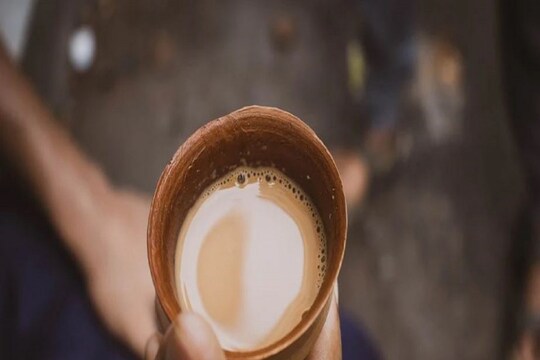 চা বানানোর উপকরণের পরিমাণে কাটছাঁট: রিফাইন করা চিনি চায়ের স্বাদ অতুলনীয় করে তোলে। তবে এর কোনও পুষ্টিগুণ থাকে না। আসলে চা-প্রেমীদের কাছে চিনি ছাড়া চা একটা বিস্বাদ খাবার। তাই নিজের ওজন কাবু করতে চা বানানোর সময় চিনির ব্যবহারে রাশ টানতে হবে। আর সেটা সম্ভব না-হলে দিনে চা খাওয়ার পরিমাণ কমাতে হবে। সেটাও সম্ভব না-হলে চিনির পরিবর্তে মধু, গুড় অথবা কনডেন্সড মিল্ক ব্যবহার করা যেতে পারে। আর যদি কেউ চায়ের মধ্যে চিনির স্বাদ চান, তা হলে সুইটনার অথবা স্টেভিয়া ব্যবহার করতে পারেন।