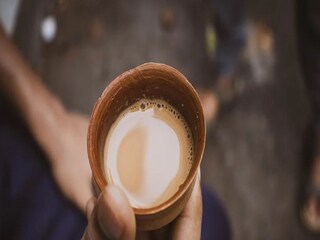 চা বানানোর উপকরণের পরিমাণে কাটছাঁট:

রিফাইন করা চিনি চায়ের স্বাদ অতুলনীয় করে তোলে। তবে এর কোনও পুষ্টিগুণ থাকে না। আসলে চা-প্রেমীদের কাছে চিনি ছাড়া চা একটা বিস্বাদ খাবার। তাই নিজের ওজন কাবু করতে চা বানানোর সময় চিনির ব্যবহারে রাশ টানতে হবে। আর সেটা সম্ভব না-হলে দিনে চা খাওয়ার পরিমাণ কমাতে হবে। সেটাও সম্ভব না-হলে চিনির পরিবর্তে মধু, গুড় অথবা কনডেন্সড মিল্ক ব্যবহার করা যেতে পারে। আর যদি কেউ চায়ের মধ্যে চিনির স্বাদ চান, তা হলে সুইটনার অথবা স্টেভিয়া ব্যবহার করতে পারেন।