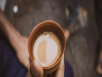 চা বানানোর উপকরণের পরিমাণে কাটছাঁট:

রিফাইন করা চিনি চায়ের স্বাদ অতুলনীয় করে তোলে। তবে এর কোনও পুষ্টিগুণ থাকে না। আসলে চা-প্রেমীদের কাছে চিনি ছাড়া চা একটা বিস্বাদ খাবার। তাই নিজের ওজন কাবু করতে চা বানানোর সময় চিনির ব্যবহারে রাশ টানতে হবে। আর সেটা সম্ভব না-হলে দিনে চা খাওয়ার পরিমাণ কমাতে হবে। সেটাও সম্ভব না-হলে চিনির পরিবর্তে মধু, গুড় অথবা কনডেন্সড মিল্ক ব্যবহার করা যেতে পারে। আর যদি কেউ চায়ের মধ্যে চিনির স্বাদ চান, তা হলে সুইটনার অথবা স্টেভিয়া ব্যবহার করতে পারেন।
