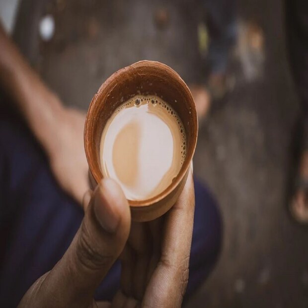 চা বানানোর উপকরণের পরিমাণে কাটছাঁট: রিফাইন করা চিনি চায়ের স্বাদ অতুলনীয় করে তোলে। তবে এর কোনও পুষ্টিগুণ থাকে না। আসলে চা-প্রেমীদের কাছে চিনি ছাড়া চা একটা বিস্বাদ খাবার। তাই নিজের ওজন কাবু করতে চা বানানোর সময় চিনির ব্যবহারে রাশ টানতে হবে। আর সেটা সম্ভব না-হলে দিনে চা খাওয়ার পরিমাণ কমাতে হবে। সেটাও সম্ভব না-হলে চিনির পরিবর্তে মধু, গুড় অথবা কনডেন্সড মিল্ক ব্যবহার করা যেতে পারে। আর যদি কেউ চায়ের মধ্যে চিনির স্বাদ চান, তা হলে সুইটনার অথবা স্টেভিয়া ব্যবহার করতে পারেন।