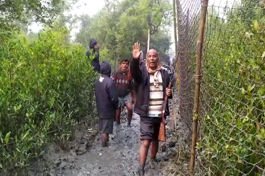  কুলতলি: দক্ষিণ ২৪ পরগনার কুলতলিতে এখনও কাটল না রয়্যাল বেঙ্গল (Royal Bengal Tiger) রহস্য। সকালে বনদফতরের তৎপরতায় দুটি ঘুমপাড়ানি বন্দুক নিয়ে বনদফতরের কর্মীরা চারপাশে রওনা দিয়ে দিয়েছেন। গ্রামের জঙ্গলেই এখনও রয়েছে রয়্যাল বেঙ্গল টাইগার। সকালে গ্রামবাসীরা তার উপস্থিতি জানতে পারে, রাতভর খাঁচা পাতার পরেও খাঁচাবন্দি হয়নি সে। এলাকায় প্রচুর মানুষের ভিড়।