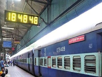 একটি ছোট আসনের জন্য হাজার হাজার মানুষ একসঙ্গে চেষ্টা করে বিভিন্ন জায়গা থেকে। অনেক সময় আপনি টিকিটের জন্য বিবরণ লিখছেন হয়তো, দেখা গেল তখনই টিকিট শেষ হয়ে গিয়েছে। আপনাকে ফিরতে হল খালি হাতে।