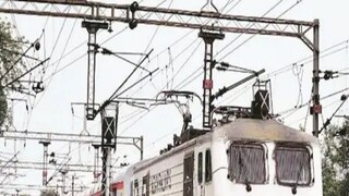 রাতের ঘুম সম্পূর্ণ হয়নি। তাই ট্রেন (Indian Railway) চালাতেই গেলেন না চালক! প্রতীকী ছবি রাতের ঘুম সম্পূর্ণ হয়নি। তাই ট্রেন (Indian Railway) চালাতেই গেলেন না চালক! প্রতীকী ছবি