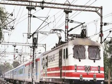 রাতের ঘুম সম্পূর্ণ হয়নি। তাই ট্রেন (Indian Railway) চালাতেই গেলেন না চালক! প্রতীকী ছবি