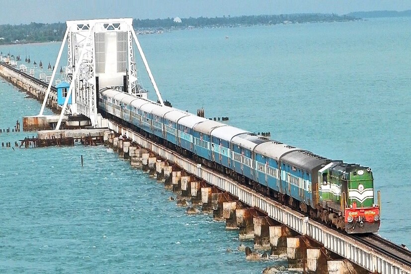 *আইল্যান্ড এক্সপ্রেস (কন্যাকুমারী-ত্রিবান্দ্রম): দু-ঘণ্টার রোমহর্ষক ট্রেন যাত্রার অভিজ্ঞতা যদি জীবনে একবার পেতে চান, তাহলে কেরল ভ্রমনের সময় একবার অন্তত  আইল্যান্ড এক্সপ্রেস রুটে যাত্রা করুন। চারিদিকে সবুজের সমারোহ আপনার চোখকে শান্তি দেবে। সংগৃহীত ছবি। 