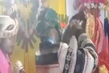 মালাবদলের মধ্যে ঢুকে গেল প্রেমিক, নিজের হাতে মেয়েটির মাথায় দিল সিঁদুর, ভাইরাল মালাবদলের মধ্যে ঢুকে গেল প্রেমিক, নিজের হাতে মেয়েটির মাথায় দিল সিঁদুর, ভাইরাল