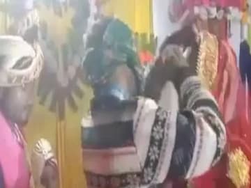 Watch viral video how  lover filled the vermilion to bride during wedding function