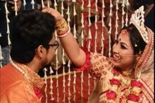 বিয়ের রাতে বরের কপালে সিঁদুর দিলেন বাঙালি কনে! প্রথাভাঙা বিয়ে দেখে মুগ্ধ নেটপাড়া