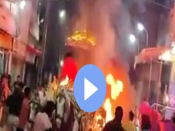 ঘোড়ায় টানা বরের গাড়ি আচমকা জ্বলে উঠল দাউদাউ করে। 