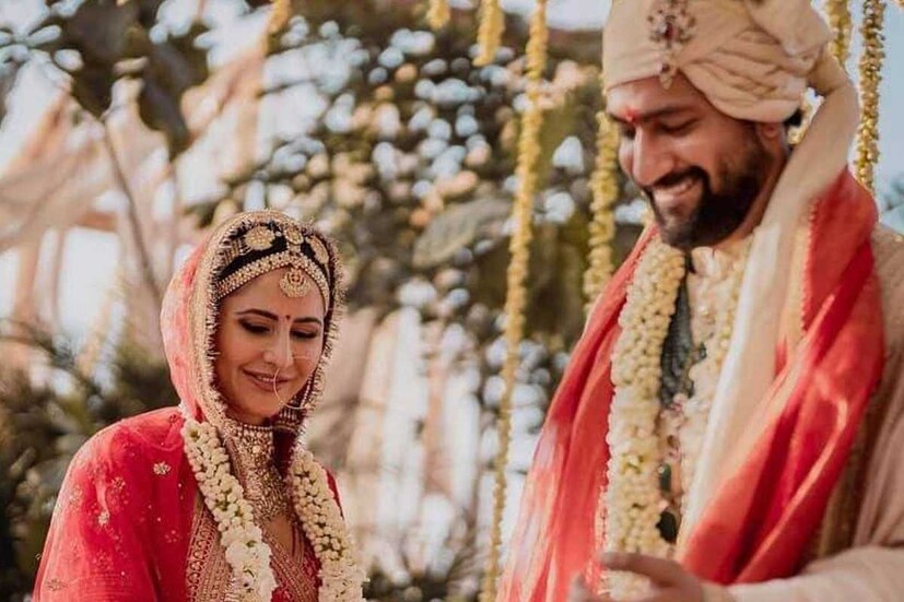 এতদিন মুখে কুলুপ এঁটে থাকার পরে, রাজস্থানের সিক্স সেনসেস ফোর্ট বারওয়ারায় সাত পাকে বাঁধা পড়লেন ভিক্যাট। সোশ্যাল মিডিয়ায় নিজেই সেই বহু প্রতীক্ষীত ছবি পোস্ট করলেন ভিকি ও  ক্যাটরিনা।
