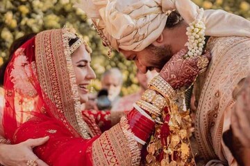 লাজে রাঙা নববধূ ক্যাটরিনা! ভিকির গলায় মালা পরিয়ে দিলেন নায়িকা, দেখুন অ্যালবাম