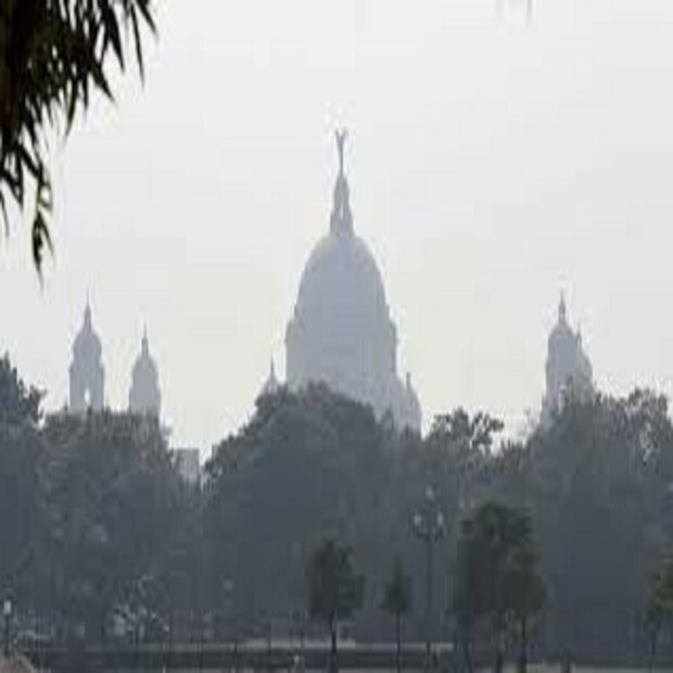 আবহাওয়া দফতর বলছে, জোড়া পশ্চিমী ঝঞ্ঝায় উত্তুরে বাতাস প্রবেশে বাধা পাচ্ছে বাংলায়। তাতেই তাপমাত্রার পারদ ধীরে ধীরে চড়ছে। তবে পশ্চিমী ঝঞ্ঝা সরলেই শীত ফের স্বমহিমায় ফিরে আসছে।  